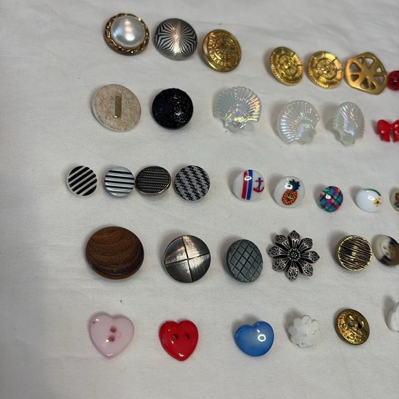 Assorted Decorative Buttons Collection - Picture 2 of 4